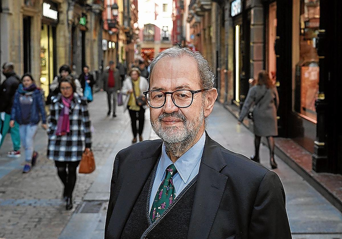 Juan Bas, retratado este viernes en las calles del Casco Viejo.
