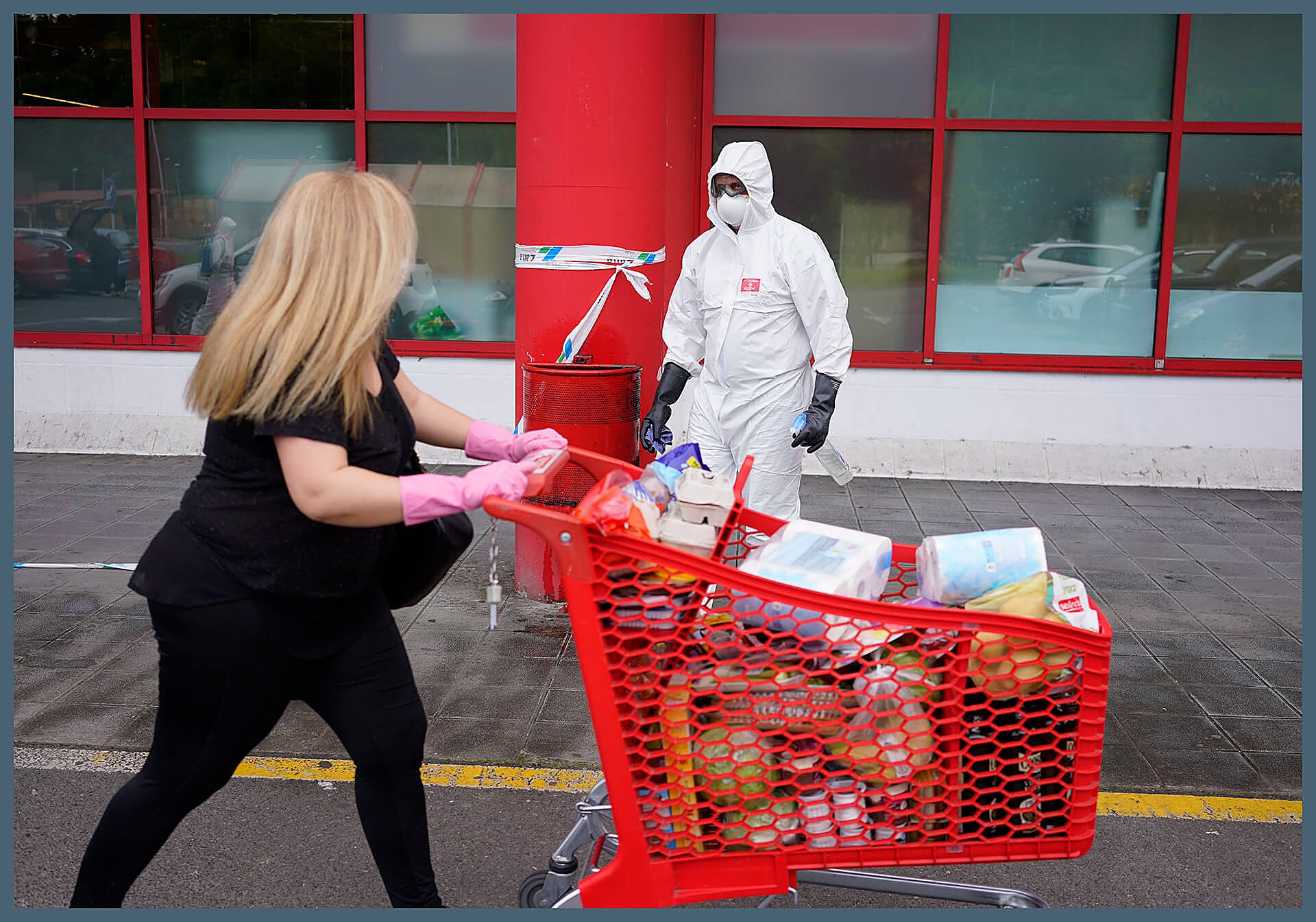 Compras sin control. Los ciudadanos llenaron carros en los supermercados por temor al desabastecimiento.