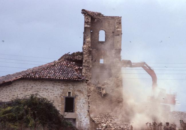 Derribo del pueblo de Otaza, que desapareció en su totalidad por la construcción del aeropuerto.