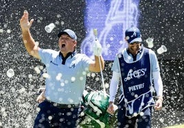 Patrick Reed celebra exultante su hoyo en uno en Adelaida.