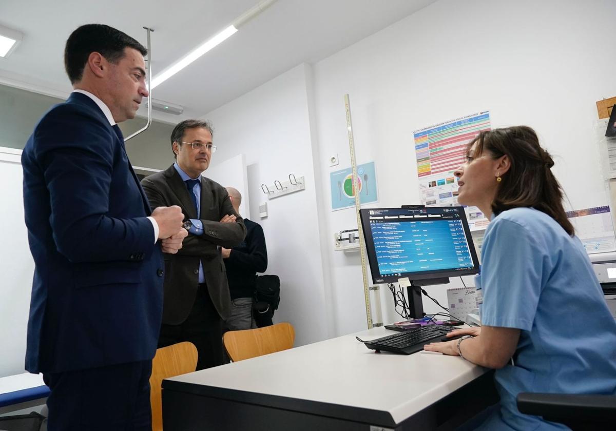 Imanol Pradales y Alberto González, durante su visita al PAC de San Martín.