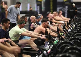 Un grupo de atletas completan la prueba de remo.