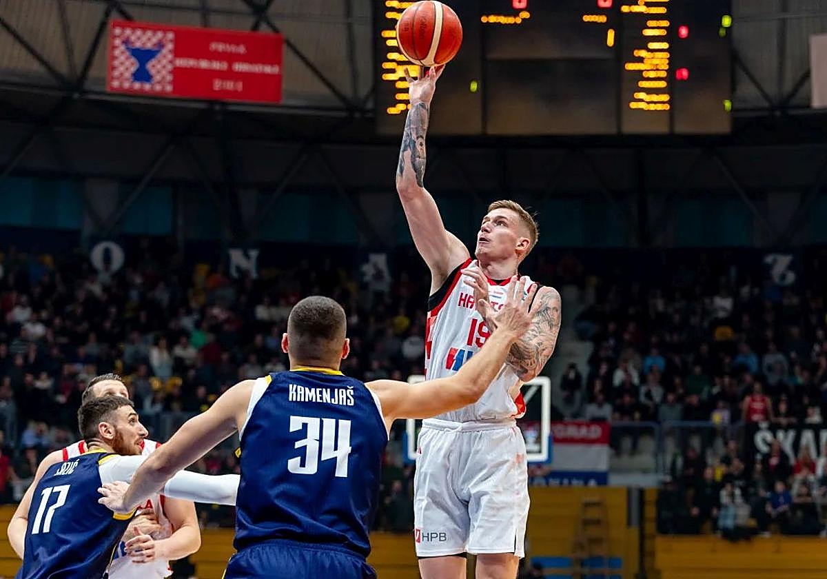 Luka Samanic lanza a una mano en el duelo ante Bosnia de la anterior ventana de noviembre.