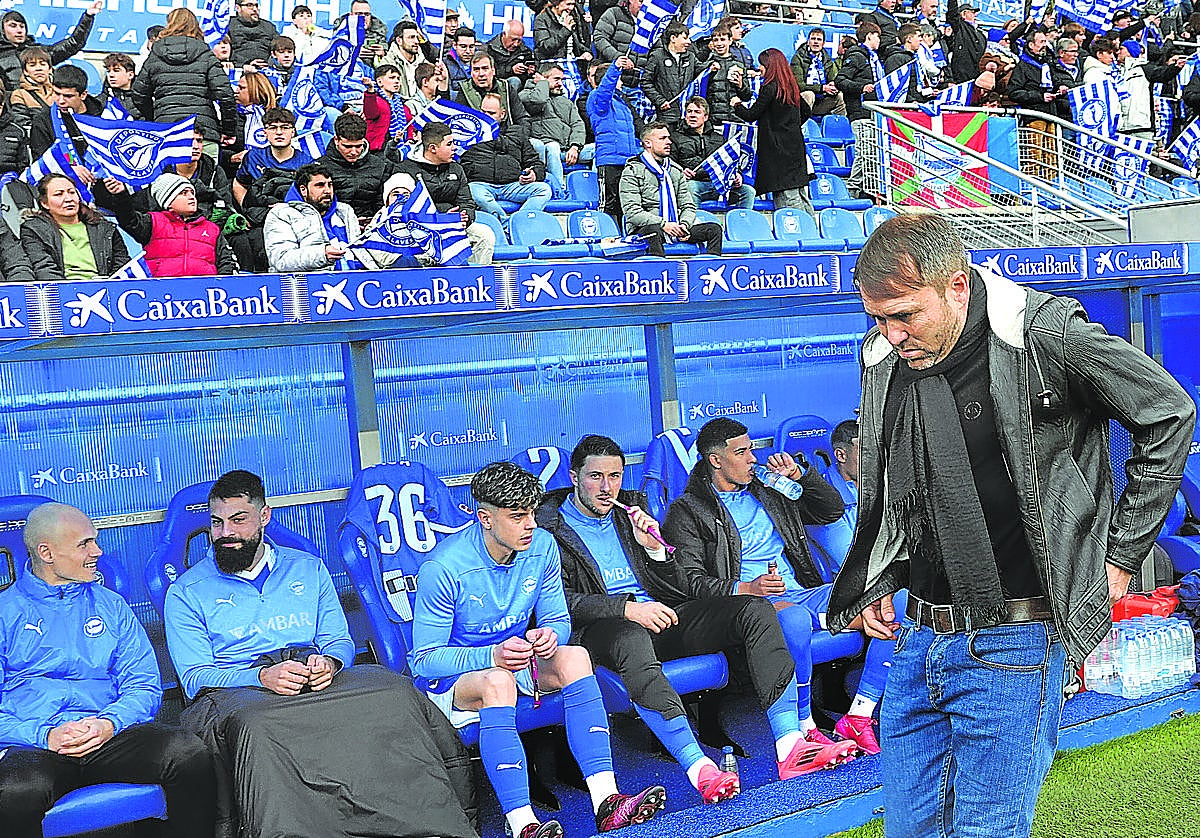 Coudet pasea pensativo frente al banquillo del Alavés en el último partido en Mendizorroza, en el que los albiazules cayeron ante el Getafe.