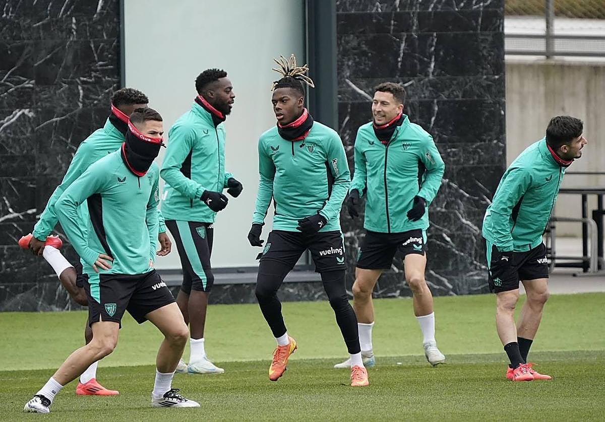 Gorka Guruzeta, con la cara tapada, y Nico Williams se entrenan con el resto de sus compañeros en Lezama.
