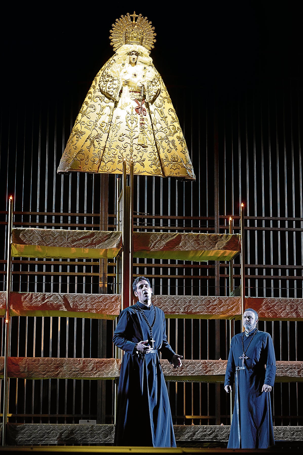 Fernando (el tenor Ismael Jordi) es un joven religioso que se ha enamorado de la amante del rey (sin saber que lo es). El prior (el bajo-barítono Simón Orfila) se indigna al saber que flaquea su vocación de monje.
