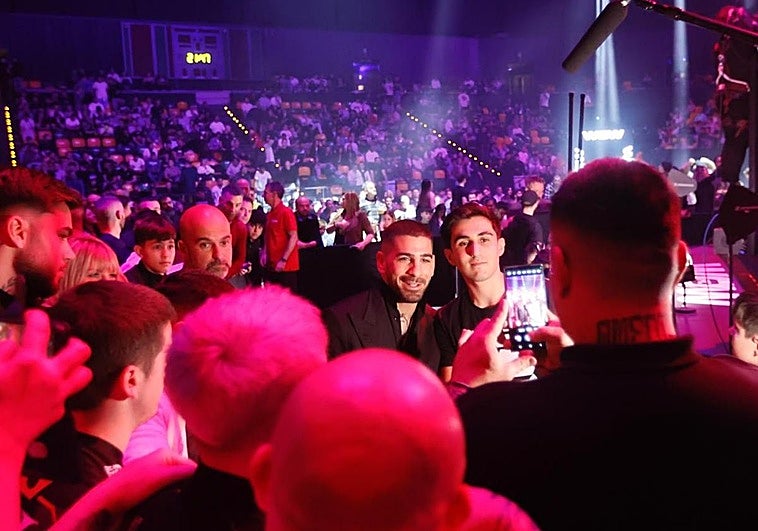 Ilia Topuria aclamado por el público en Miribilla.