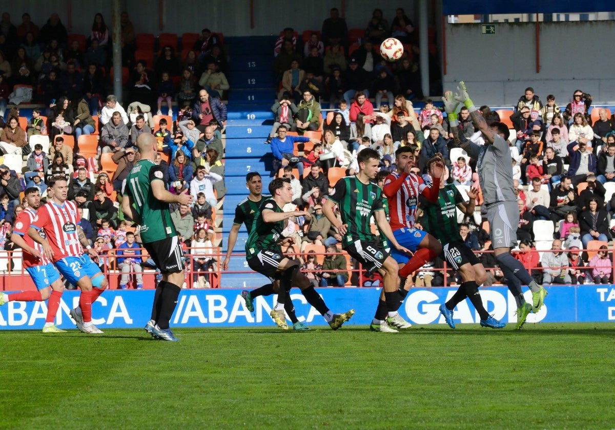 El Sestao River se defiende de una acción a balón parado ante el Lugo.