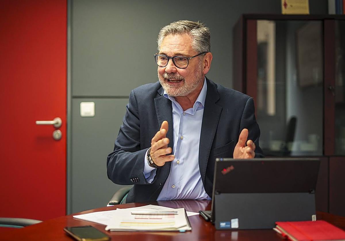 El viceconsejero en su despacho.