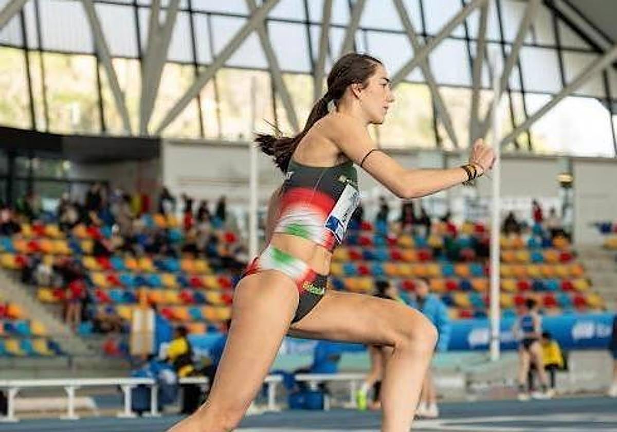 Julene afronta la carrera para el salto ganador.