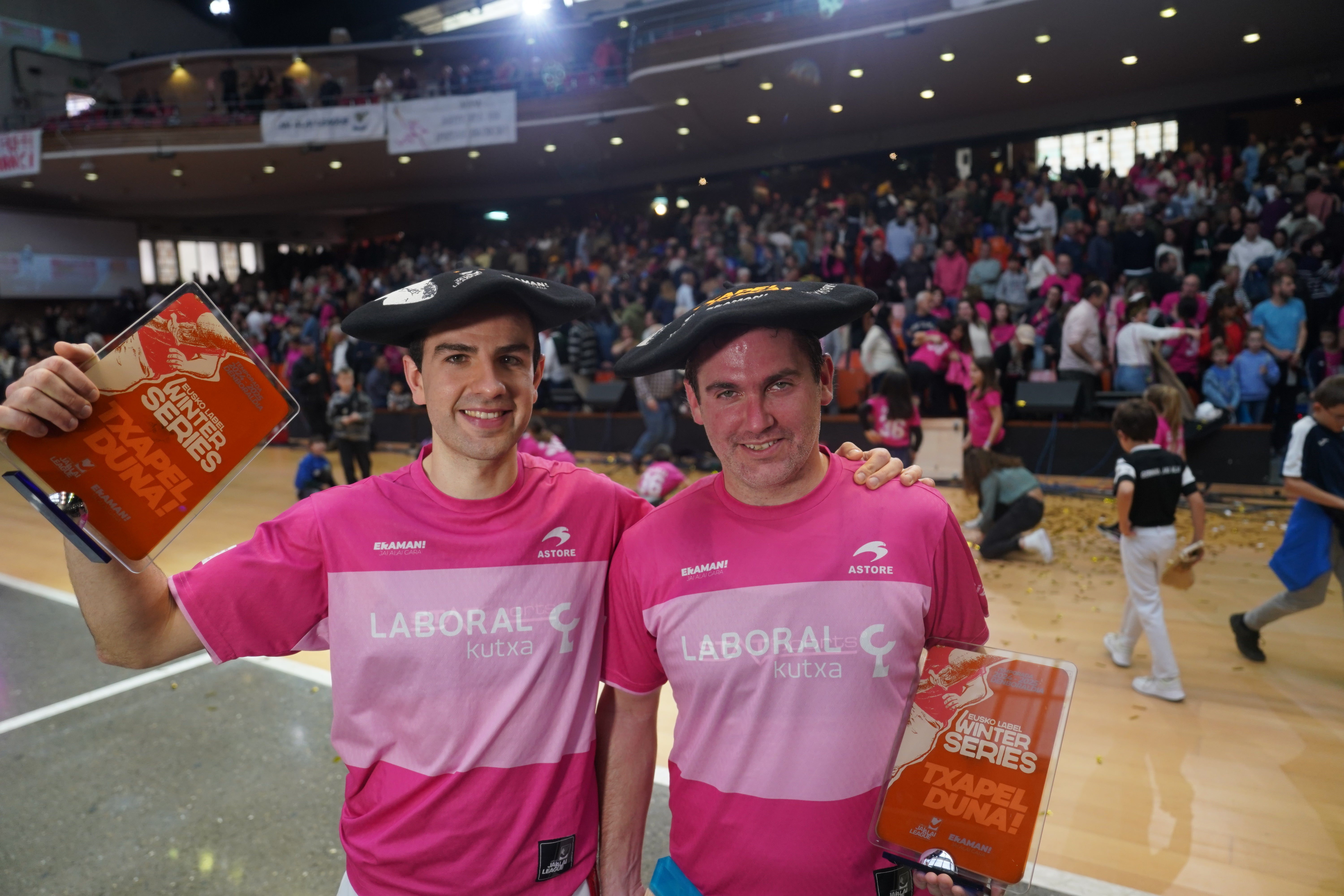 Foto de la entrega de premios tras el choque.