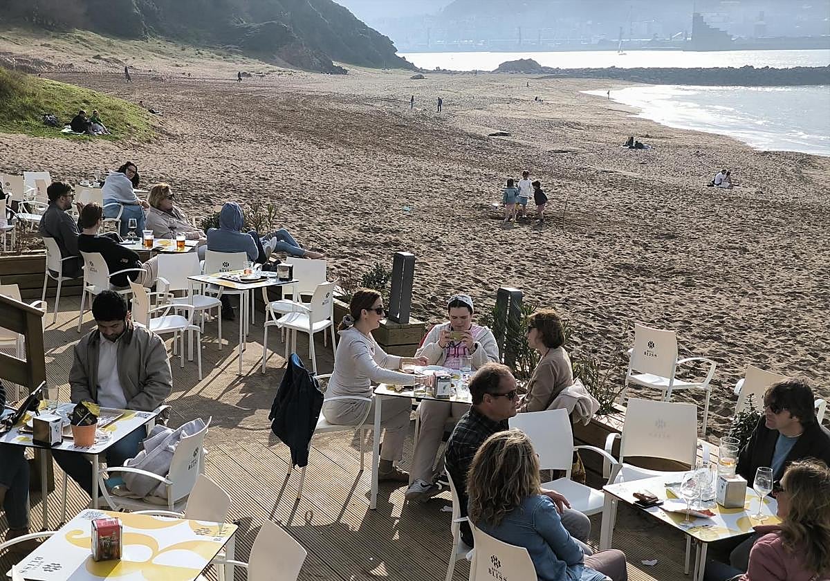 Aspecto que presentaba hoy la playa de Arrigunaga, en Getxo