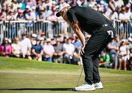 Rahm se lamenta tras fallar un putt.