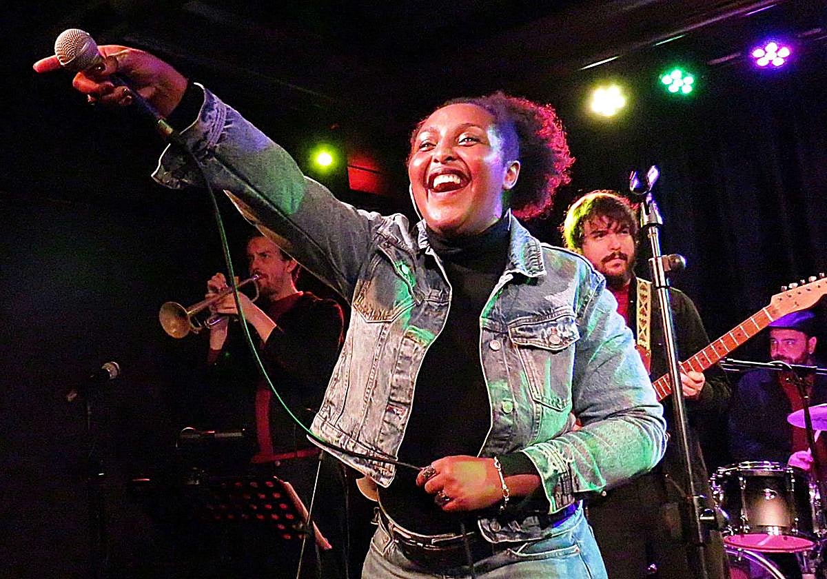 Kissia San tendiendo el micro al público.