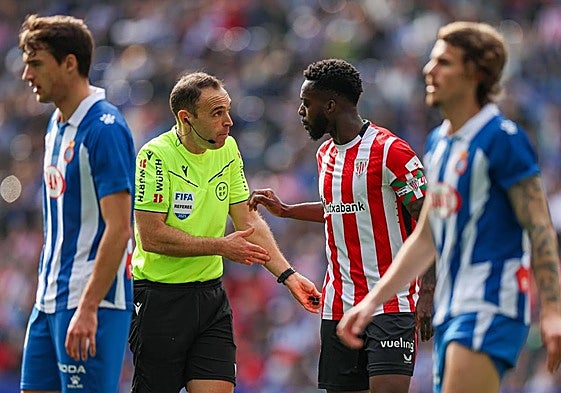 Iñaki Williams dialogando con el colegiado del encuentro.