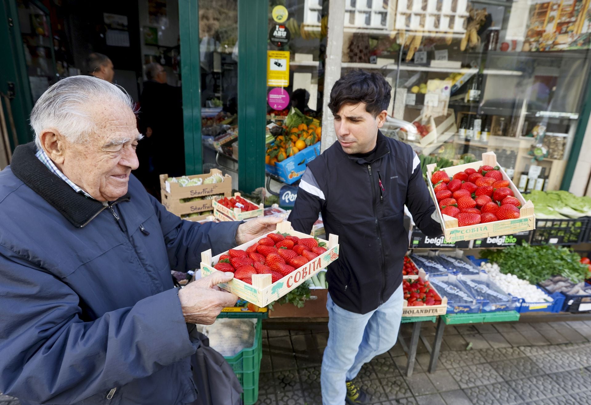 Yeray, el frutero bilbaíno que triunfa en TikTok: «Soy vergonzoso, pero quiero acercar a los jóvenes los comercios de barrio»