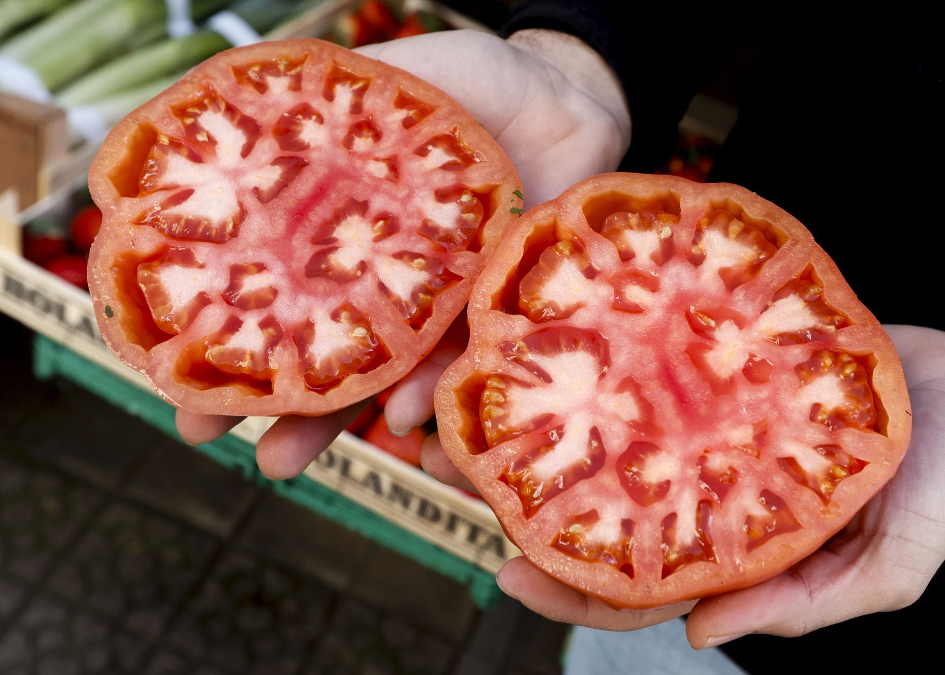 Yeray, el frutero bilbaíno que triunfa en TikTok: «Soy vergonzoso, pero quiero acercar a los jóvenes los comercios de barrio»