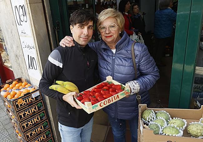 Yeray posa junto a una clienta.