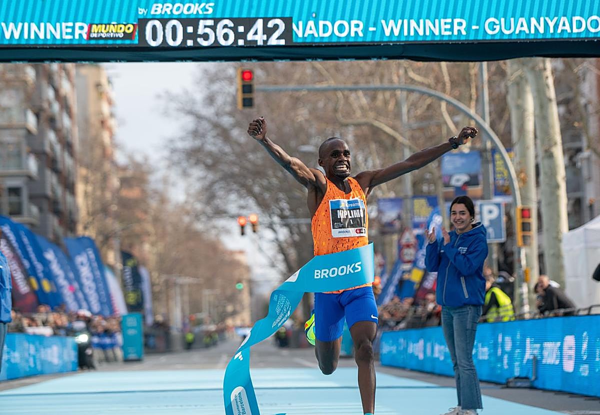 Kiplimo celebra su récord del mundo de medio maratón.