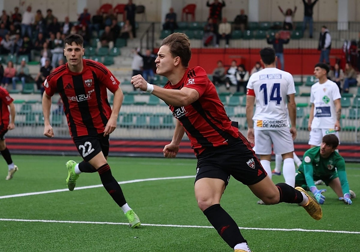 Aitor Uzkudun celebra el primer gol del Arenas ante el Barbastro.