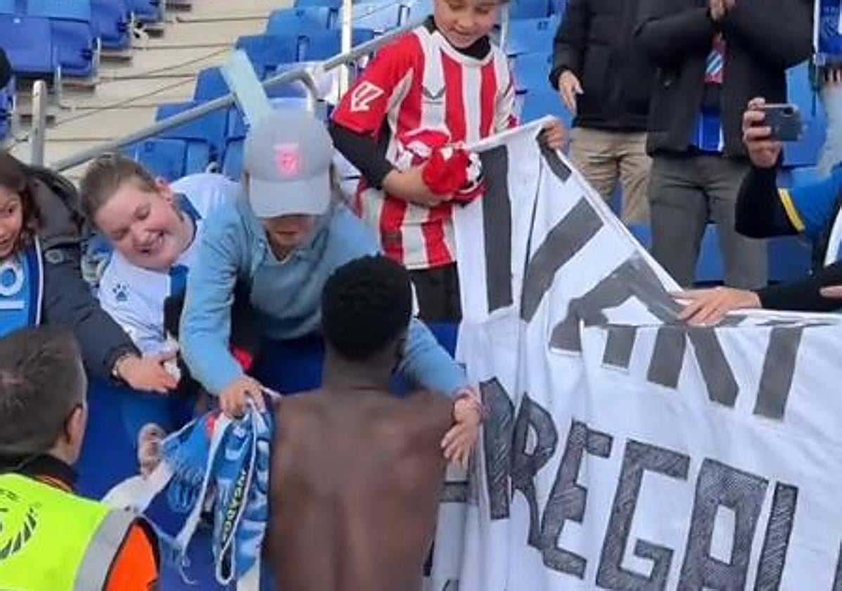 Iñaki Williams hace felices a unos niños del Espanyol y el Athletic: «¿Me regalas un abrazo?»
