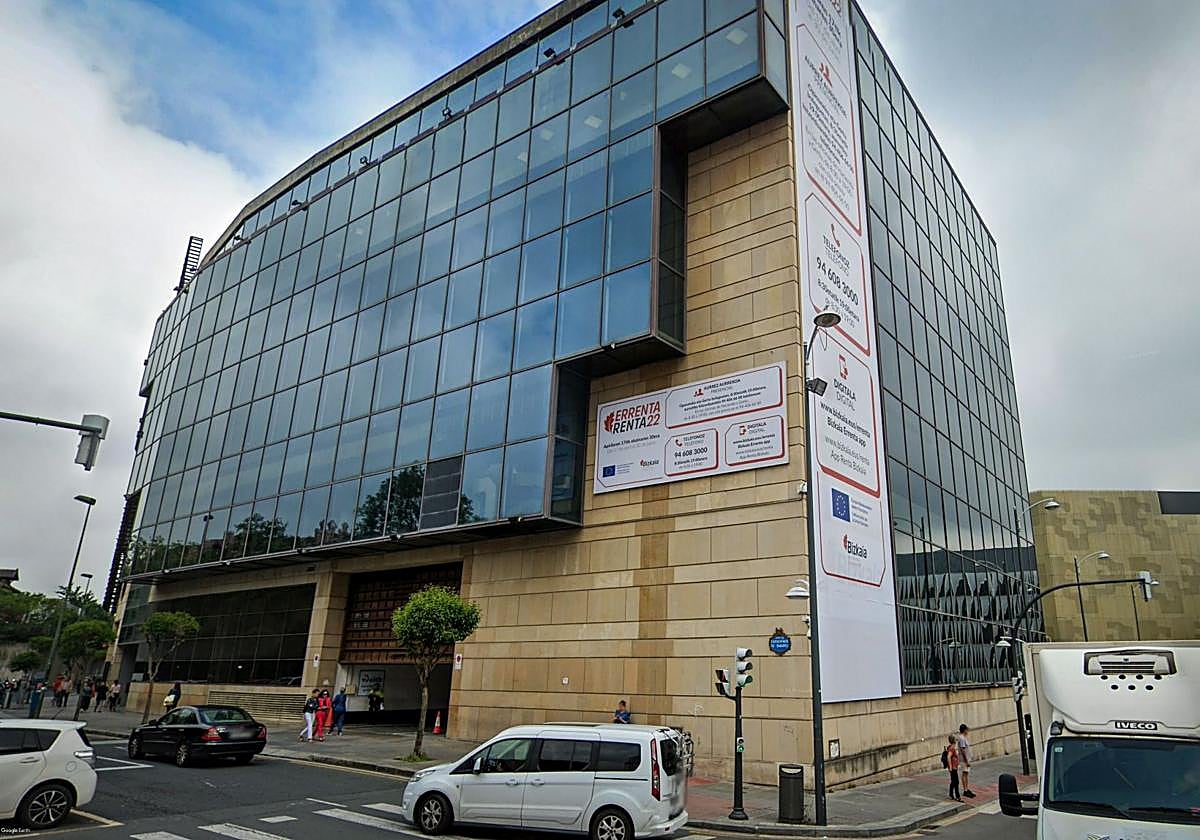 Entrada a la sede Hacienda en Bilbao