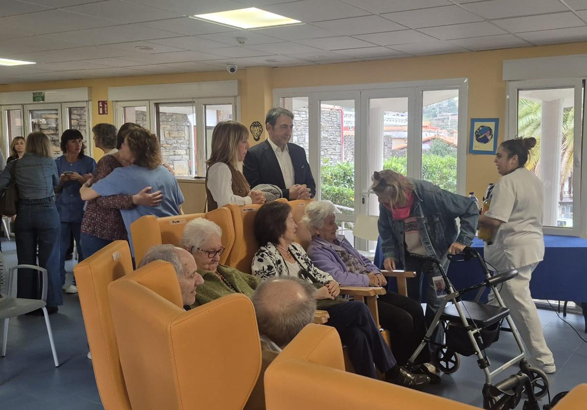 Trabajadoras y familiares de los residentes se han volcado en la puesta en marcha del modelo 'Etxekulez'.