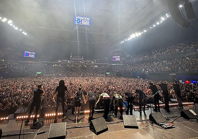 Fermin Muguruza e Itziar Ituño cierran el «akelarre antifascista» de Madrid cantando el 'Sarri sarri' ante 15.000 personas