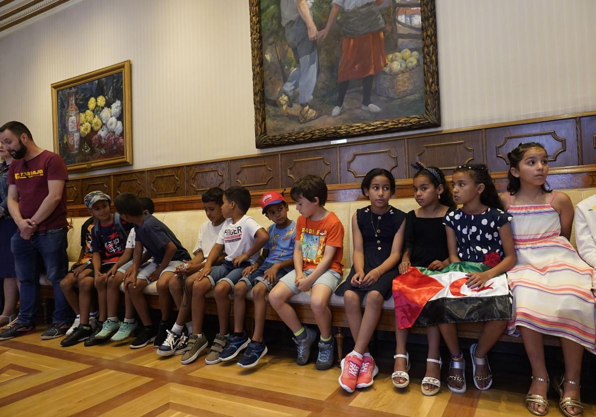 Parte de los niños saharauis que se acercaron el año pasado al territorio.