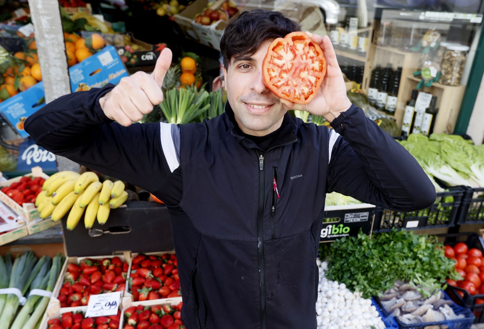 Yeray, el frutero bilbaíno que triunfa en TikTok: «Soy vergonzoso, pero quiero acercar a los jóvenes los comercios de barrio»