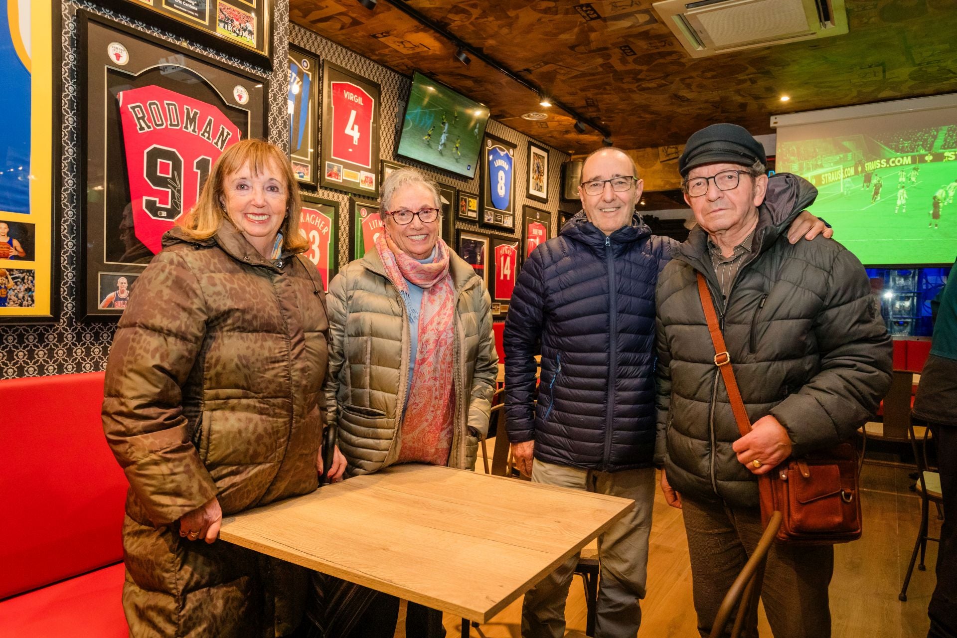Belén íñigo, Rosi Íñigo, Juan Luis Urbina y José Mari Sampedro.