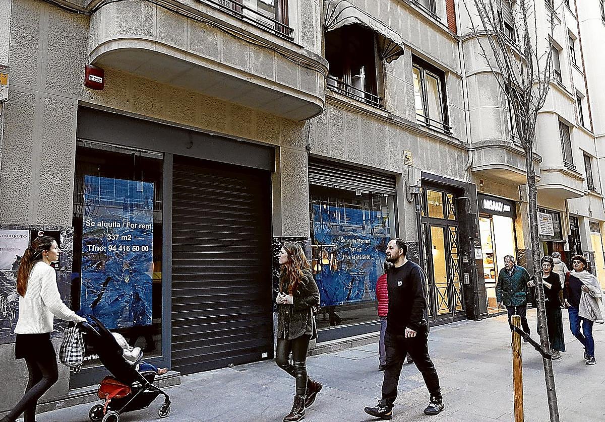 El local que ocupó IKKS en Rodríguez Arias busca ya nuevos inquilinos.