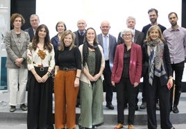 El consejero de Ciencia, Universidades e Innovación, con el director José María Mato y algunos de los ponentes de la jornada.