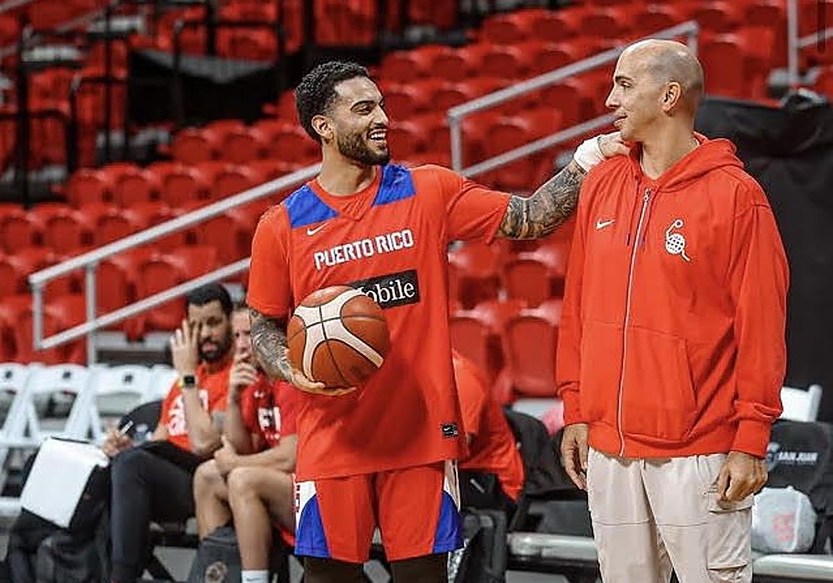 Howard se ríe junto al exazulgrana Carlos Arroyo.