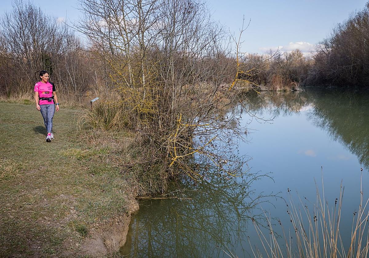 Una mujer ajena a los hechos pasea por la zona donde apareció el cráneo humano el pasado domingo.