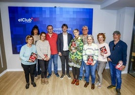 Pablo Alaña posa con los suscriptores en el Espacio Correo de Vitoria.