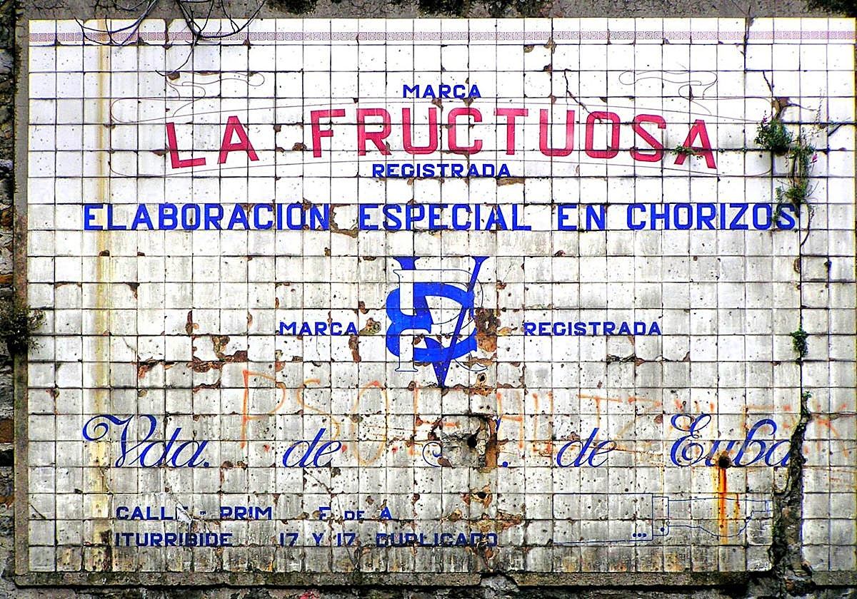 Anuncio de la marca La Fructuosa que durante muchos años estuvo en una pared de la calle Prim.