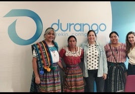 Las representantes guatemaltecas, Varonica Sajbin, Rosa Tomás y Pualina Ortiz, fueron recibidas por Jesica Ruiz, concejala de Cooperación al Desarrollo e Igualdad (PSE); y Arantza Maiztegi, técnica responsable del área.