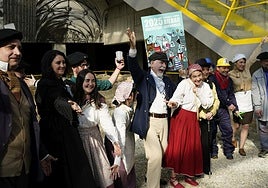 Comparseros, concejales y Farolín y Zarambolas, en la presentación del programa