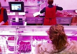 Rechazan conceder la incapacidad permanente a una carnicera de un supermercado porque puede trabajar en otro puesto