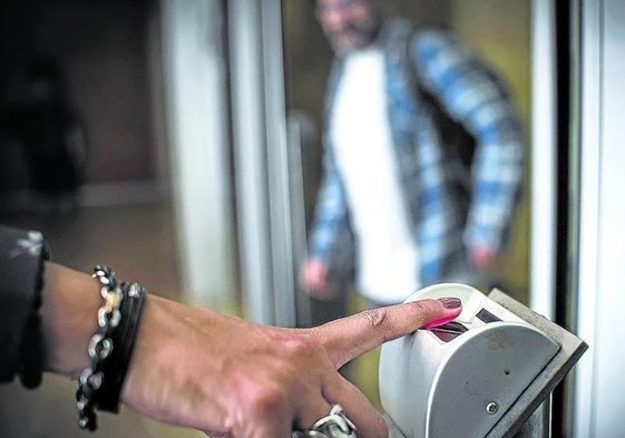 La viceconsejera de Trabajo y Seguridad Social, Elena Pérez Barredo; el vicelehendakari segundo y consejero de Economía, Trabajo y Empleo, Mikel Torres y la subdirectora de la Inspección de Trabajo, Iciar González