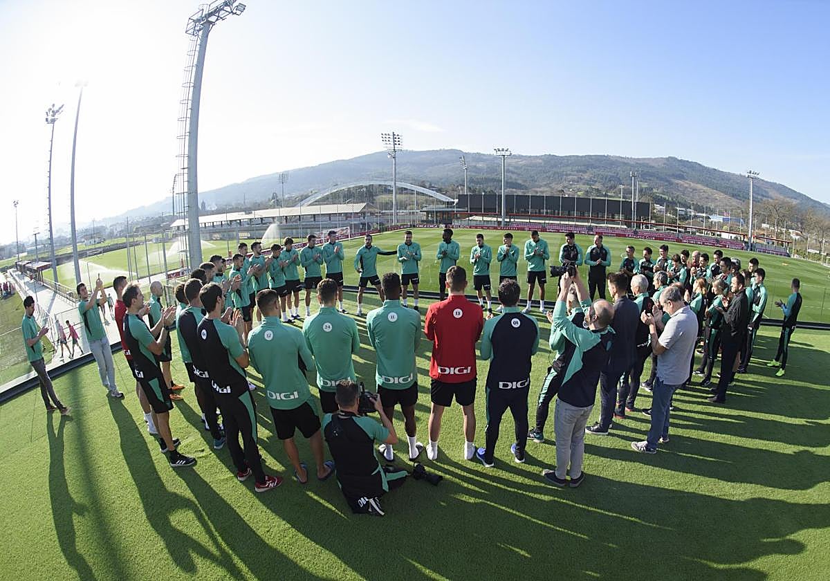 Así ha anunciado De Marcos su despedida a sus compañeros en el Athletic