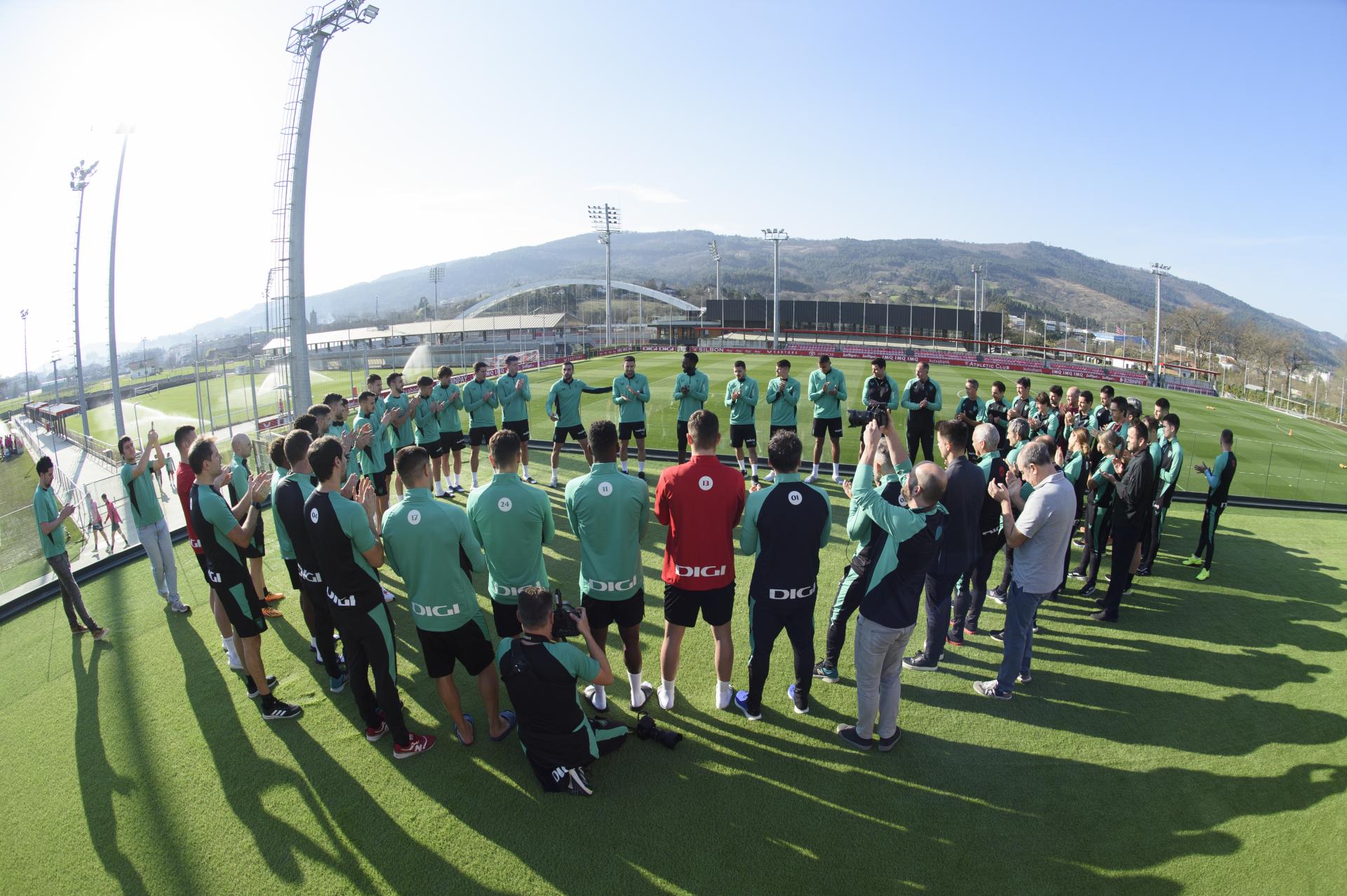 Así ha anunciado De Marcos su despedida a sus compañeros en el Athletic