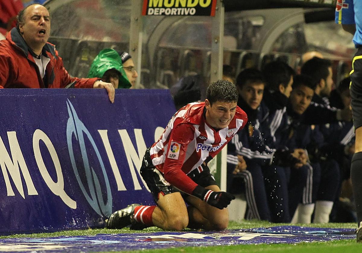 De Marcos se duele del golpe recibido por Paredes contra el Zaragoza.