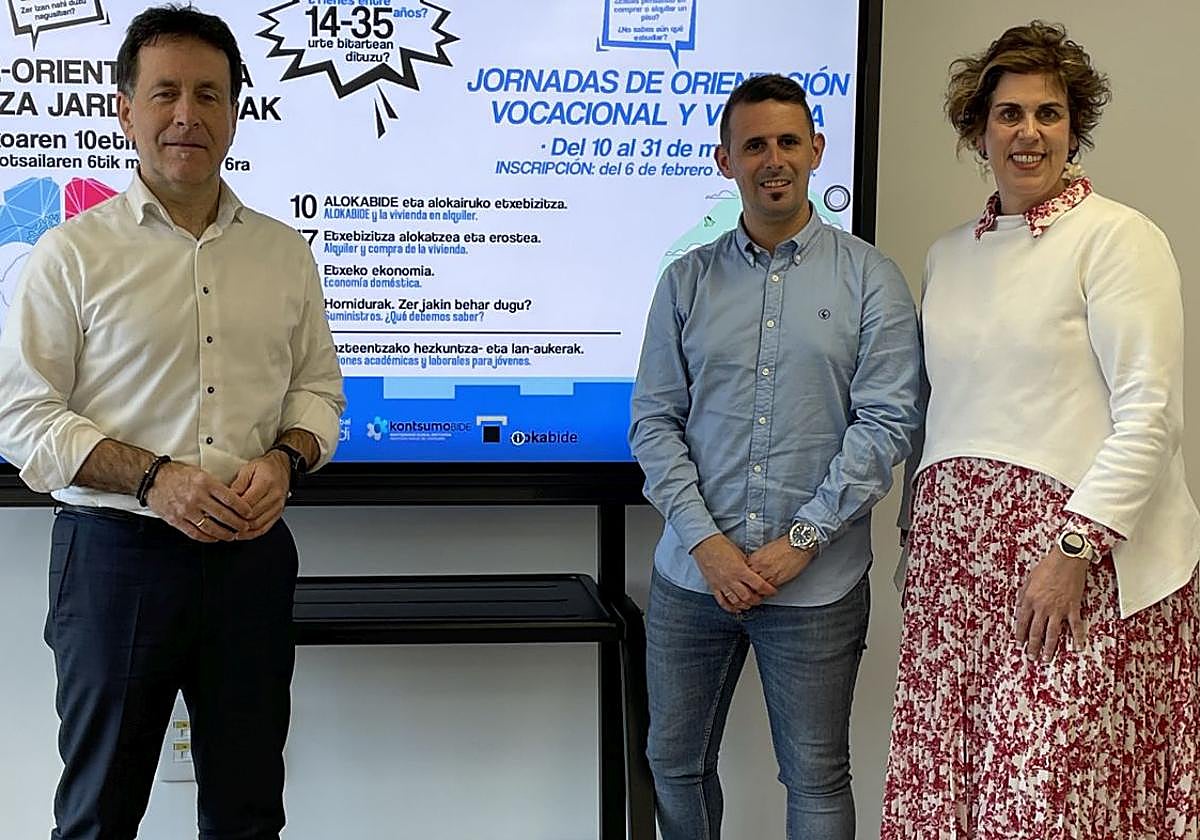 El alcalde de Basauri, Asier Iragorri; el concejal de Juventud, Jon Zugazagoitia, y la concejala de Vivienda, Zuriñe Goikoetxea.