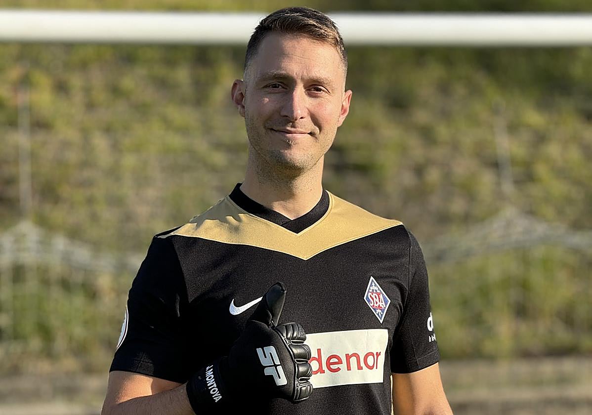 Javi Montoya posa en Urritxe con su nueva camiseta.