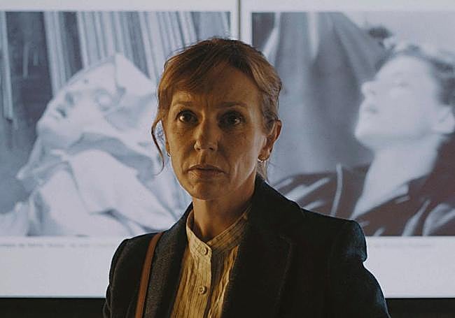 María Vázquez y, de fondo, Ingrid Bergman en 'Te querré siempre'.