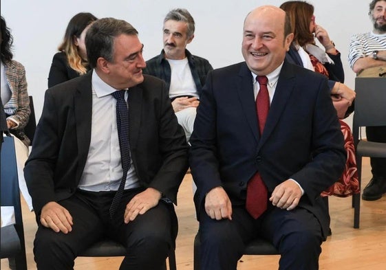 Aitor Esteban y Andoni Ortuzar conversan este miércoles en Donostia.