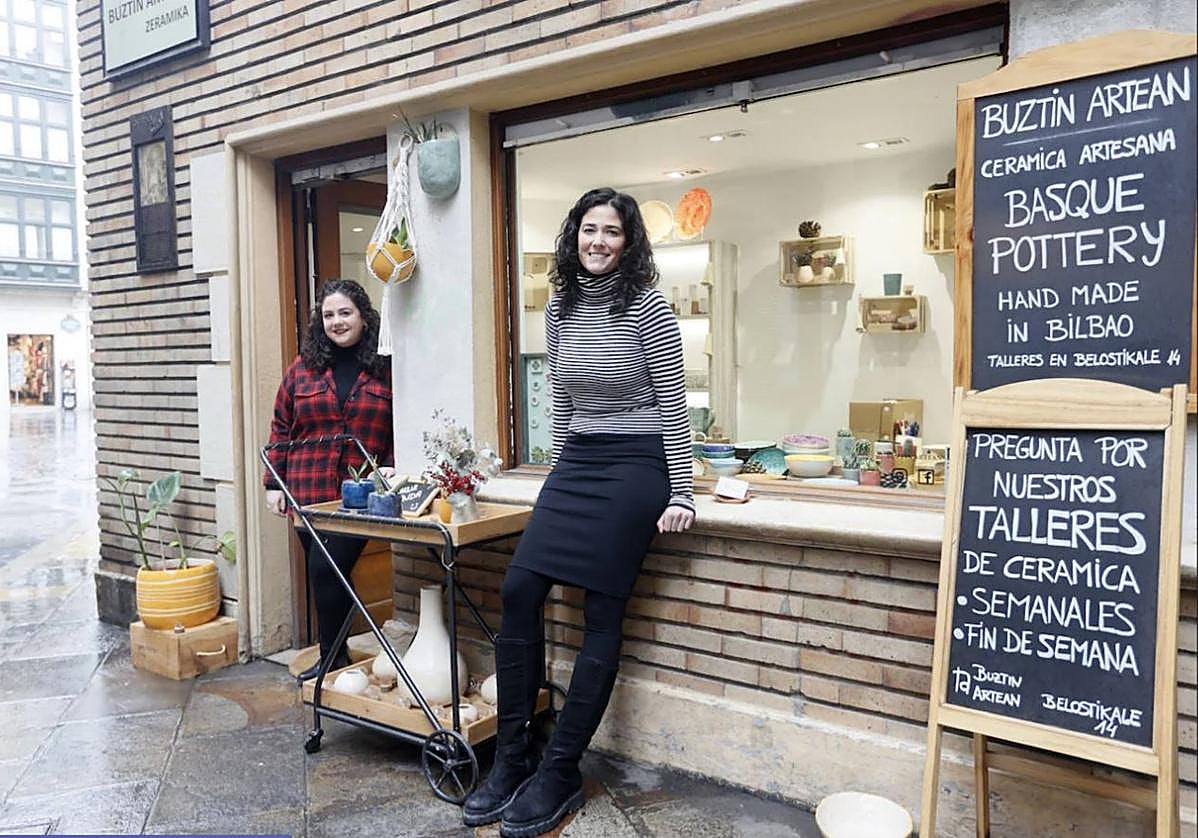 La 'tiendita' de la catedral de Santiago de Bilbao también cierra: «Nos da muchísima pena, gracias por tanto». En la imagen, las hermanas Lucía y Teresa Olaizola.