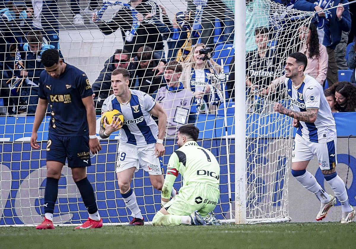 Sivera y Mouriño, cabizbajos tras uno de los tres goles que recibió el Alavés en Leganés.